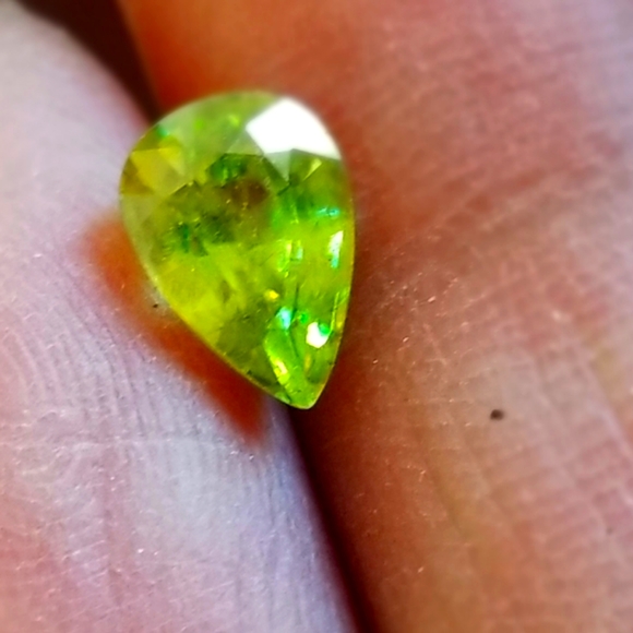Natural Sphene green tear pear gem - Picture 3 of 17